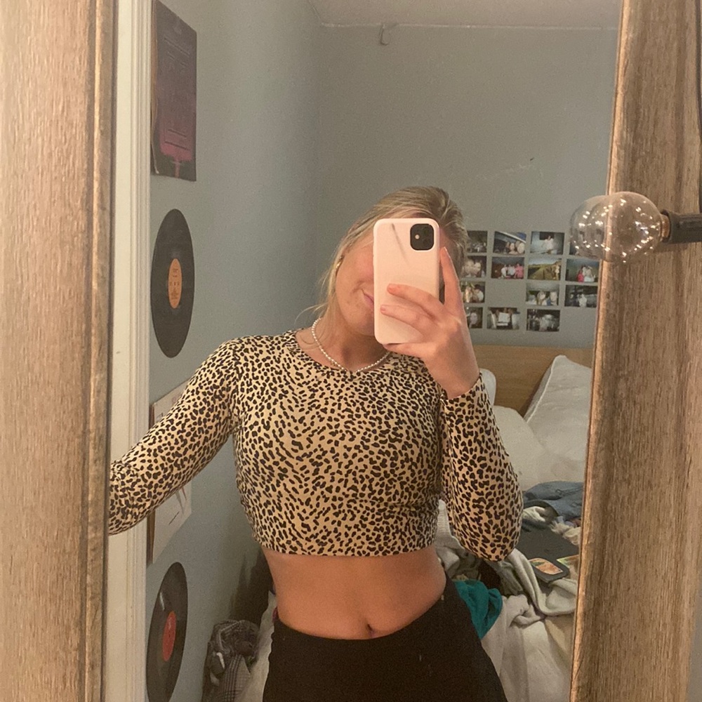 Cropped leopard tee